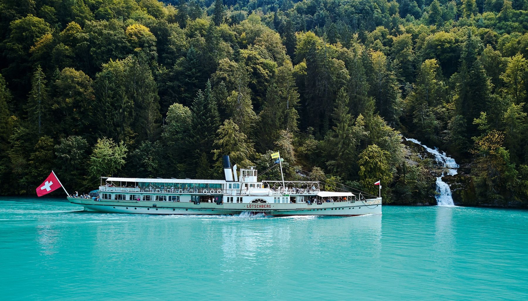 Pelayaran Tasik Brienz dengan kapal bersejarah di perairan biru