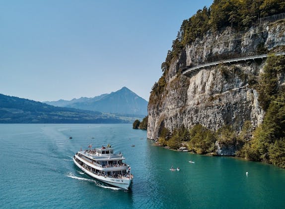 Seilas på Thunersjøen med utsikt over fjellene