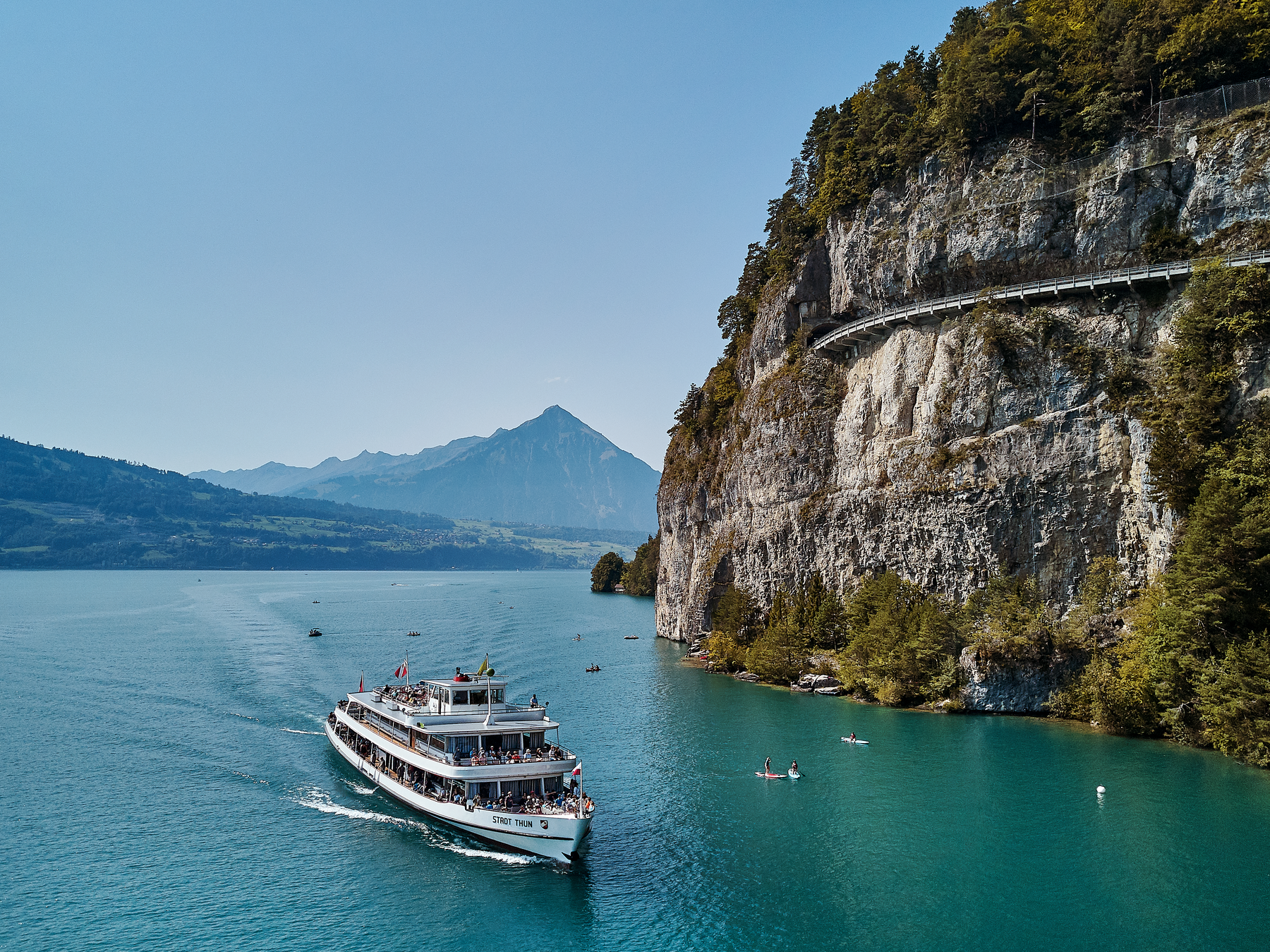 Schifffahrt auf dem Vierwaldstättersee mit Bergpanorama.