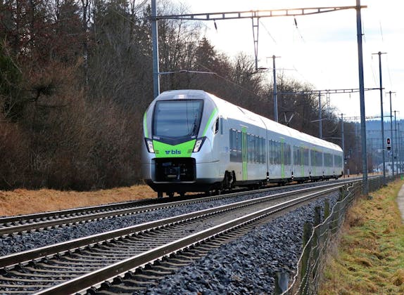 BLS-trein rijdt door Zwitserland, ideaal voor reizen en uitstapjes in de natuur.