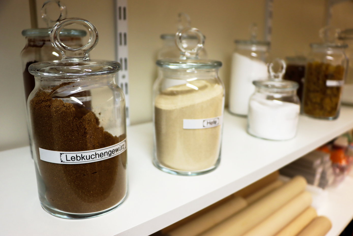 Ανταγωνιστικό μάθημα: διάφορα συστατικά για ψήσιμο για τα γενέθλια των παιδιών, ζάχαρη, αλεύρι, μπαχαρικά, δημιουργικό ψήσιμο