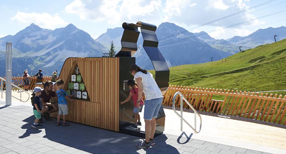 आरोसा में बियरलैंड में बच्चे अल्पयन घास के मैदान में खेल रहे हैं।