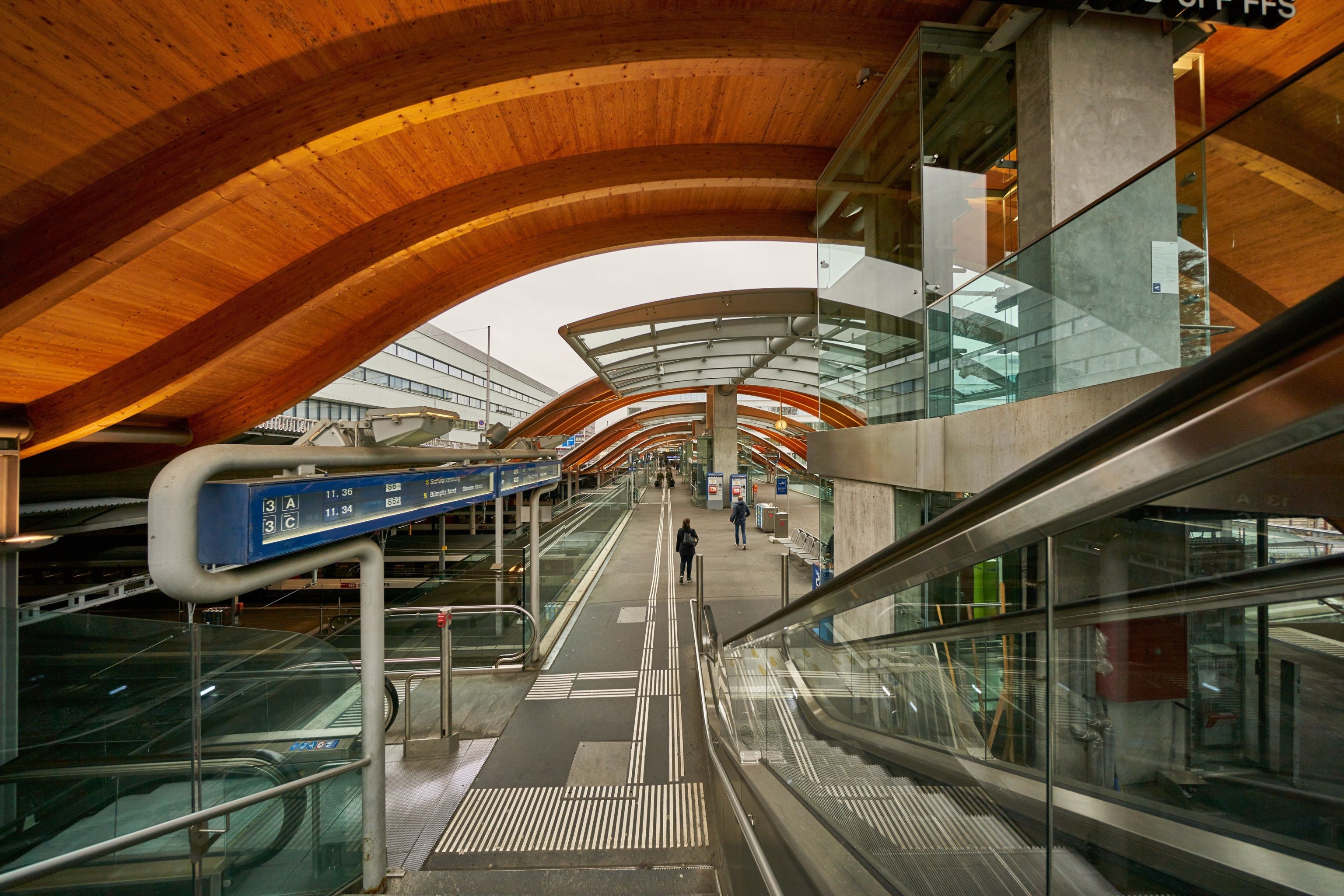 베른 역: 현대적인 역으로 인상적인 건축과 스위스 대중교통 연결.