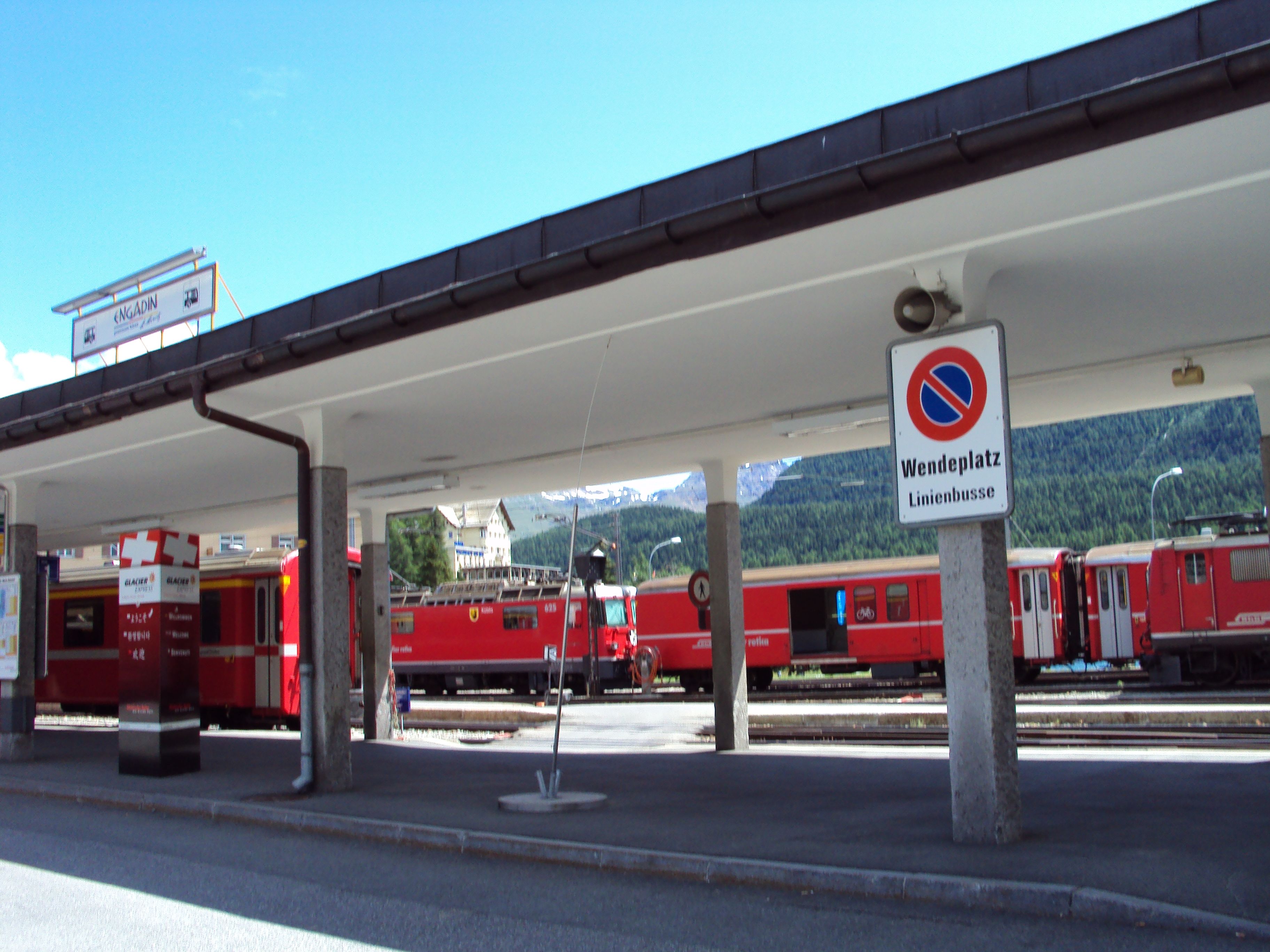 St Moritz station: vacker station med röda tåg i Alperna, perfekt för resor och utflykter.
