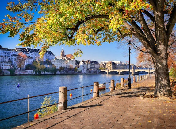 Μεταφορά από Γενεύη σε Βασιλεία στον Ρήνο με φθινοπωρινά δέντρα και όμορφη θέα της πόλης