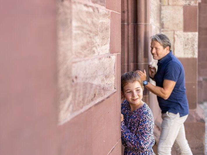 Basel selbstgeführte Stadttour mit Familienmitgliedern, Kinder und Erwachsene erkunden die Stadt.