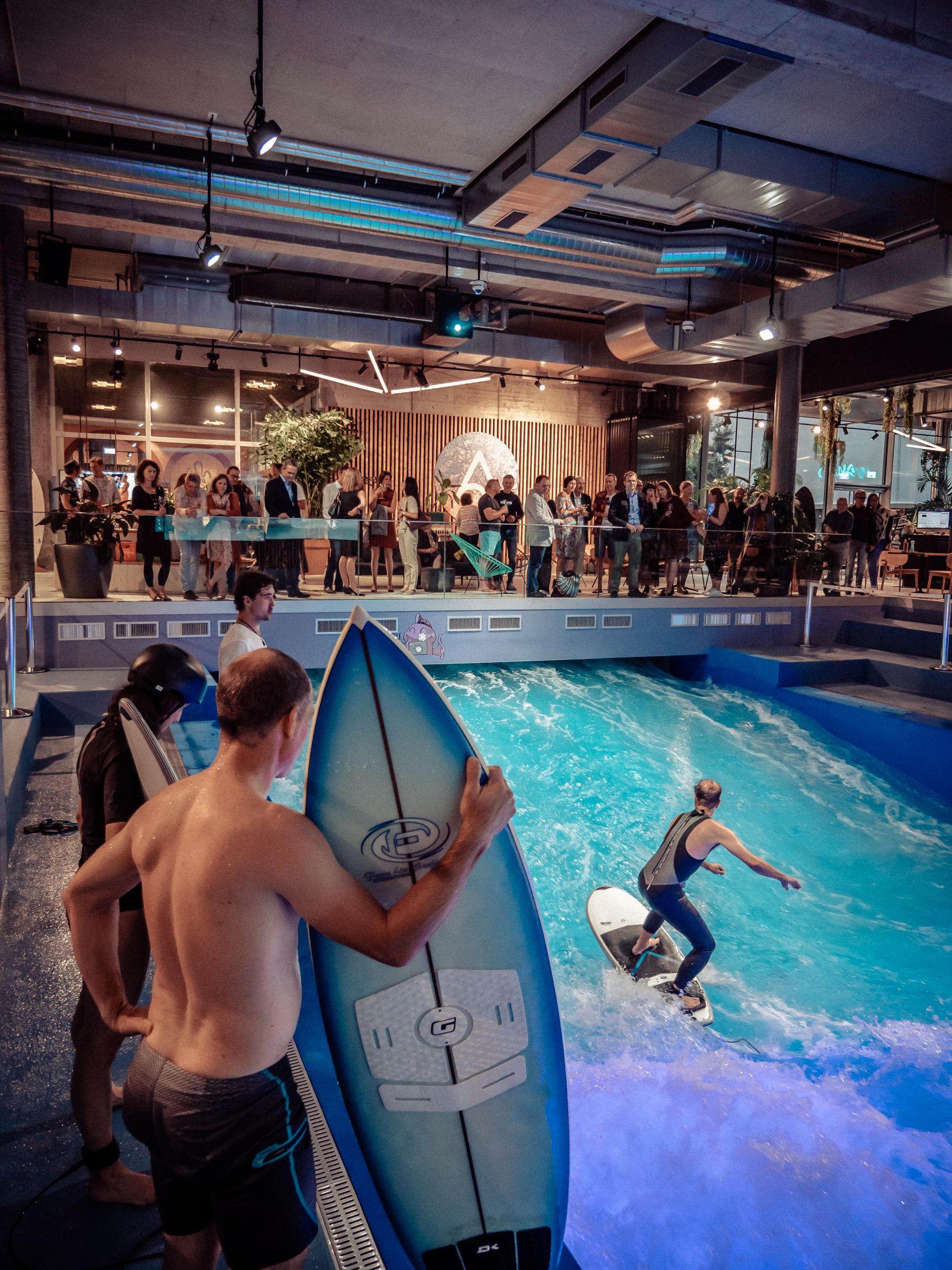 Pubblico Oana Surf all'evento di Berlino con tavole da surf e persone.