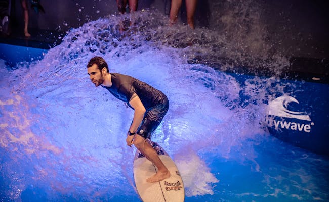 Surf Learning: Surfer auf Flowboard im Indoor-Surfen