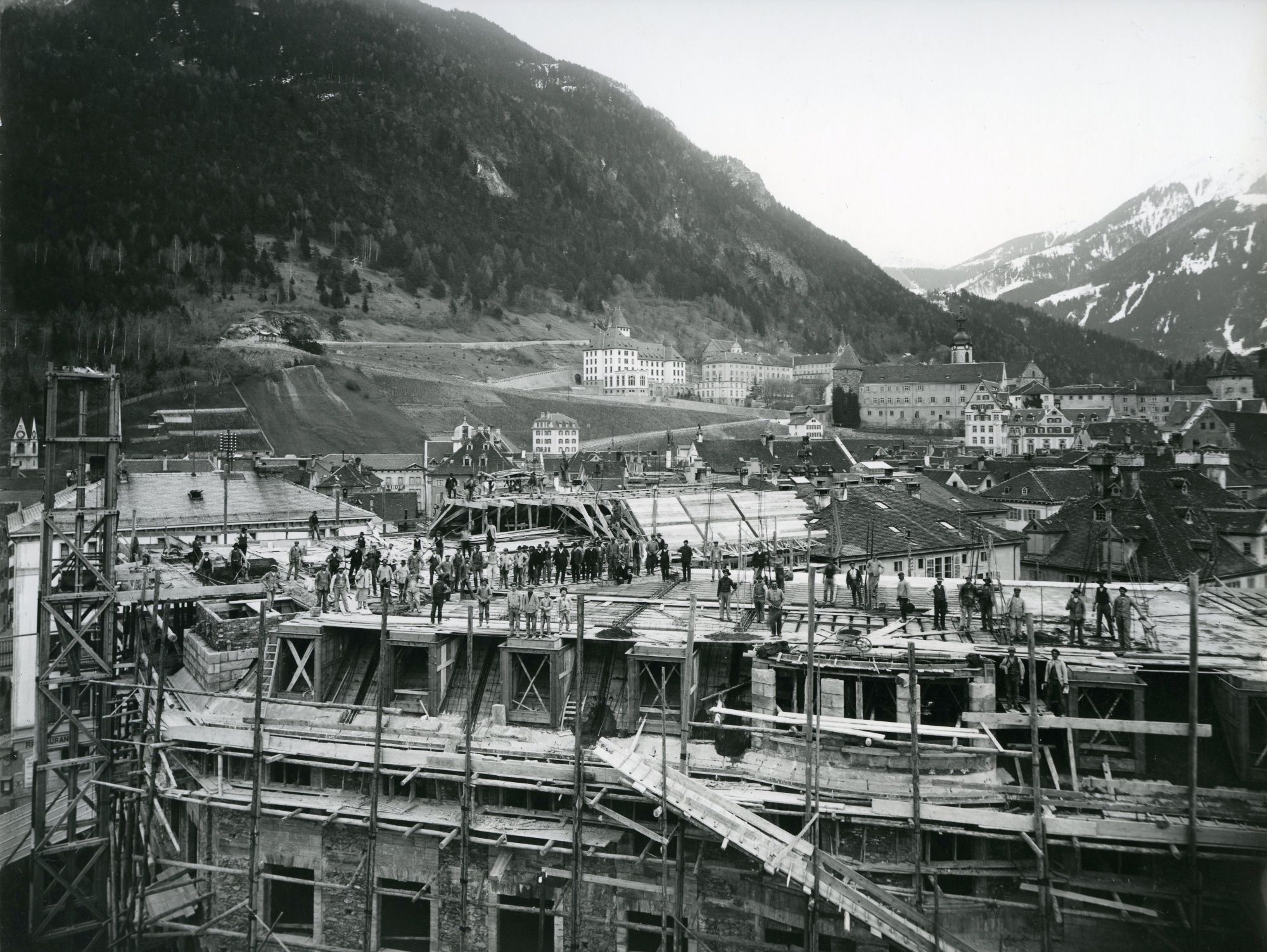 Bau af administrasjonsbygning for Rhätische Bahn i Chur med udsigt over de omkringliggende bjergtoppe og arkitektur.