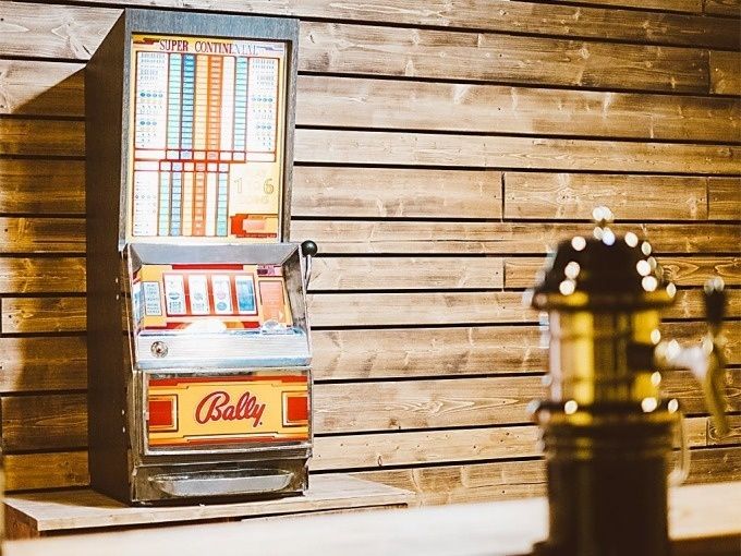 Пивная фабрика с игровыми автоматами, деревянная стена