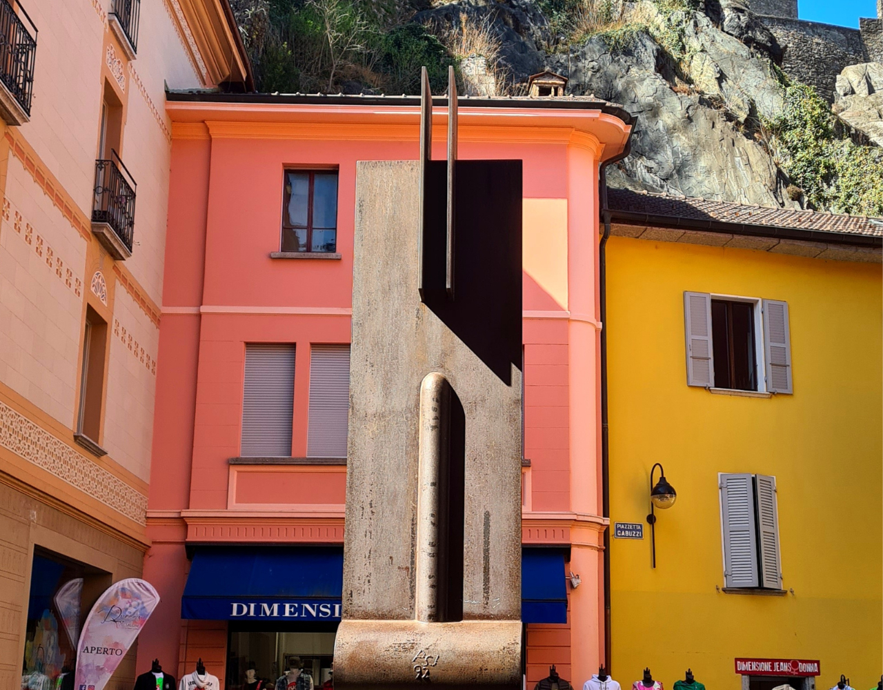 Κωδικός Σάτο Μπενιζόνα: μοντέρνα τέχνη και πολύχρωμες προσόψεις σπιτιών στη Μπενιζόνα.