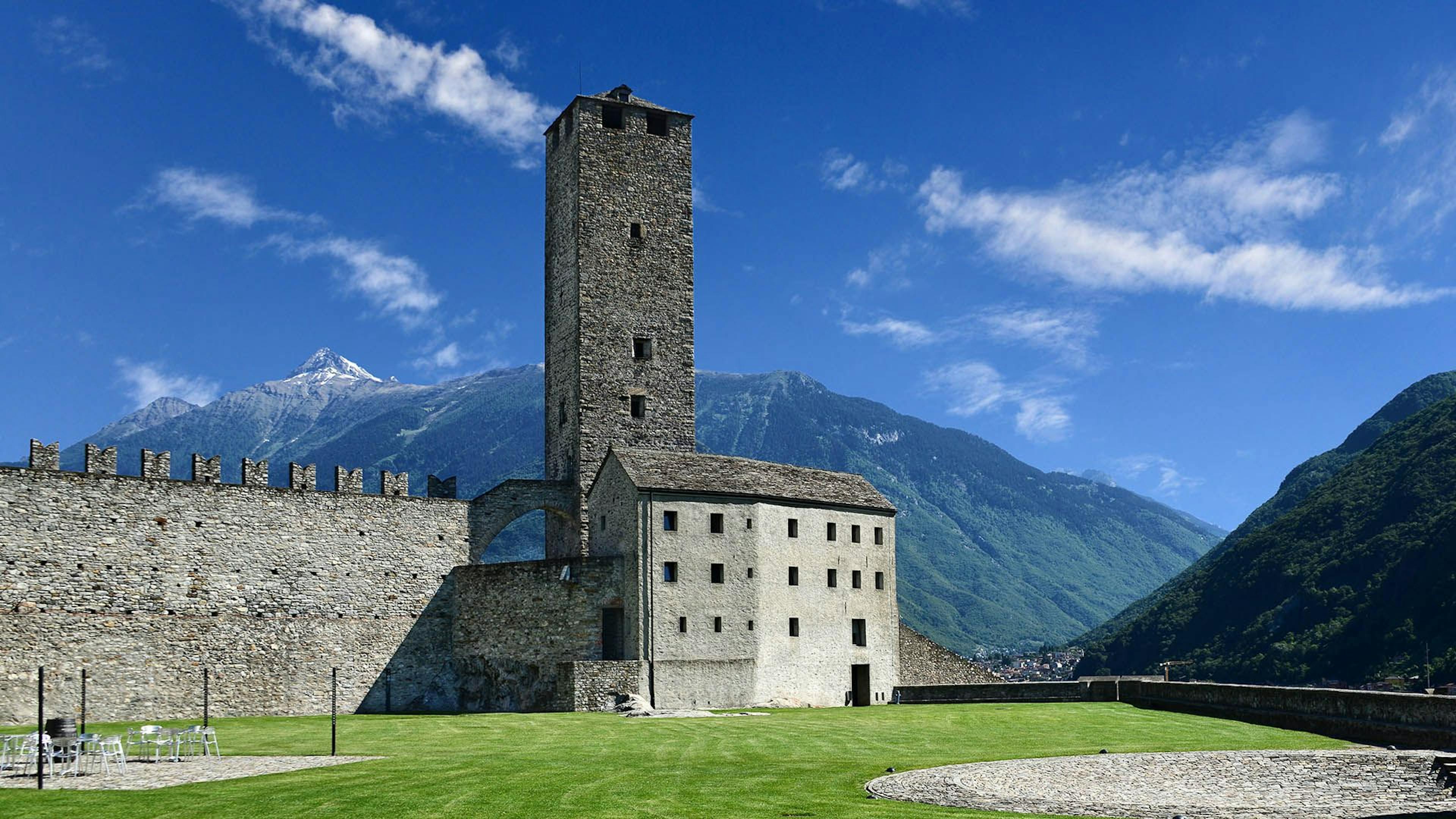 Château de Bellinzone avec tour et prairie verte