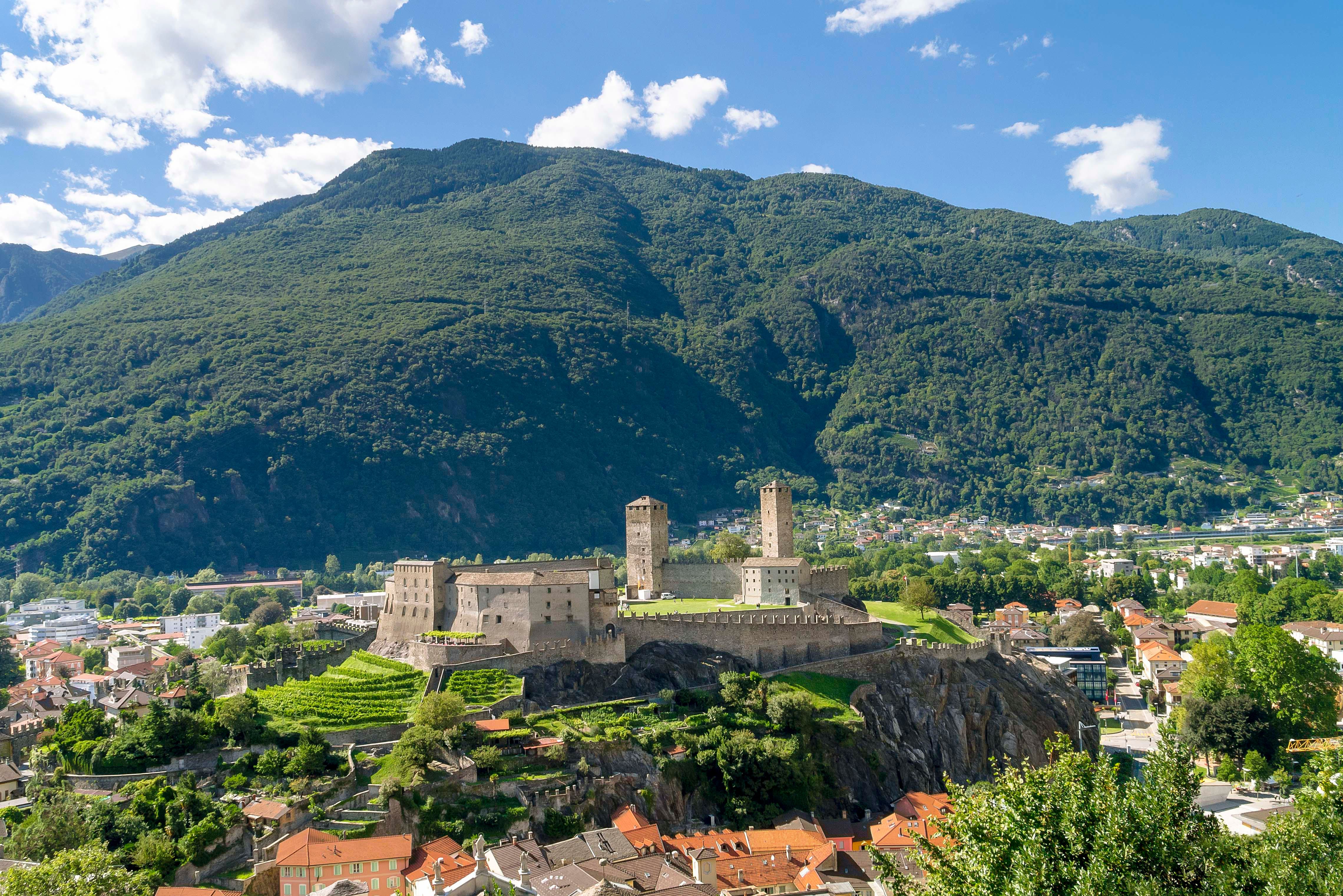 Bellinzona: beeindruckende Burganlage umgeben von Bergen und Stadt, ideal für Erkundungen und Kultur.