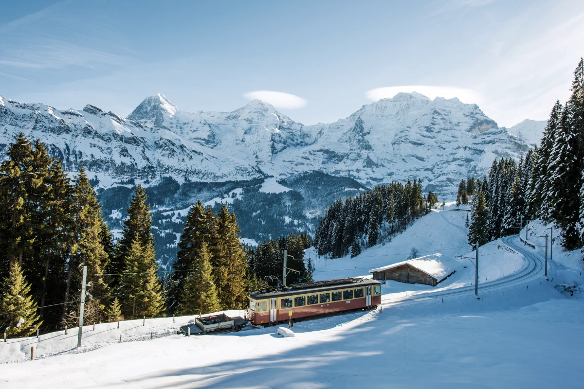 Bergbana Lauterbrunnen Mürren på vintern, njut av snötäckta berg och pittoreska landskap.