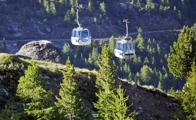 เคเบิลคาร์ Hohsaas ข้ามป่าเขียวขจี