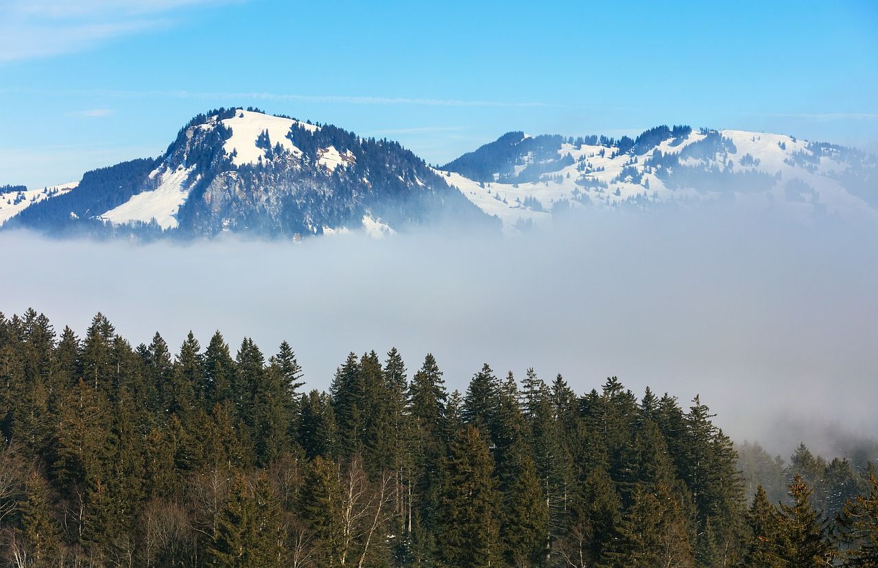 Bergdorf Stoos surrounded by snow-covered mountains and forests in 2023
