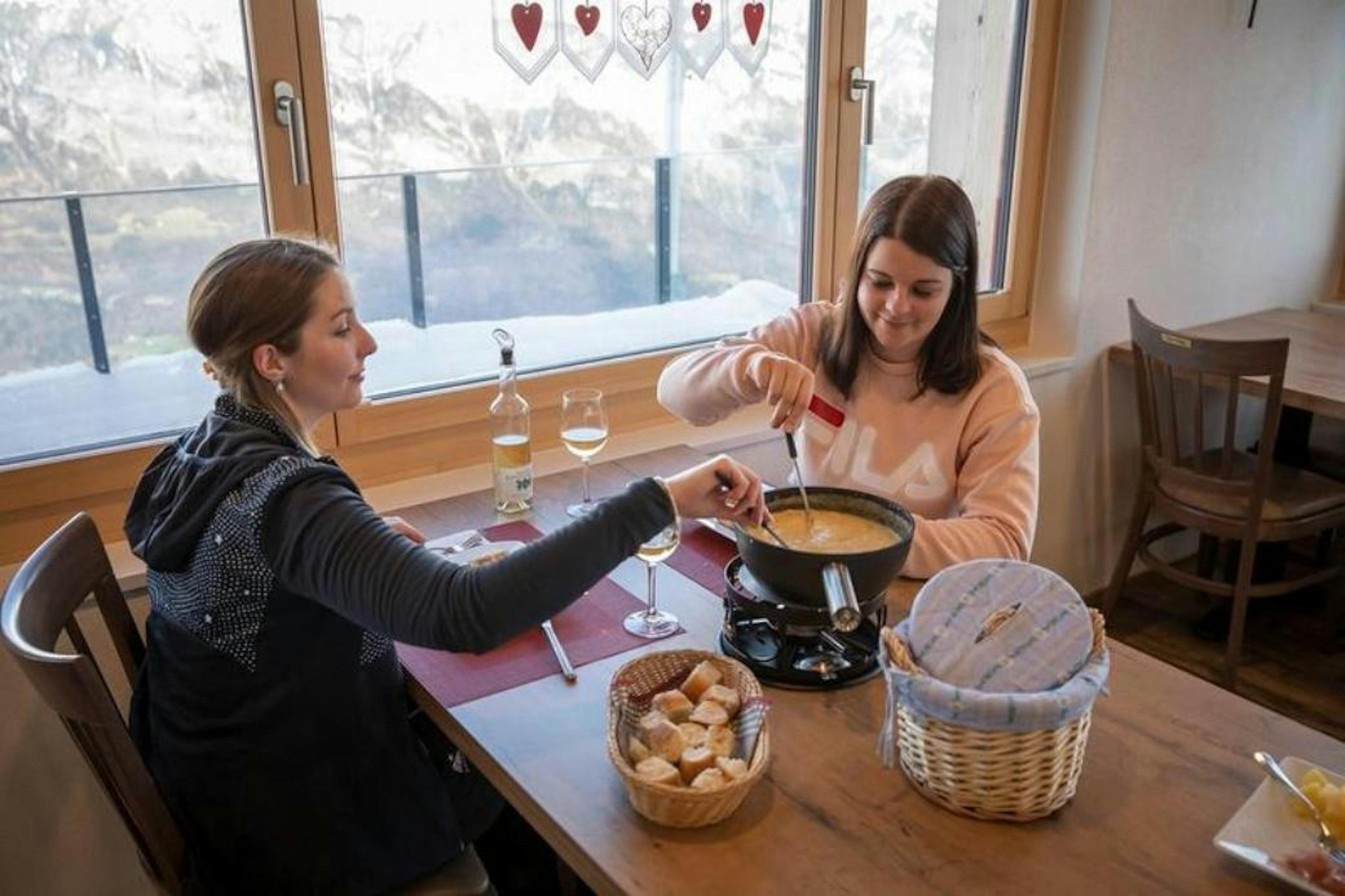 Bergrestaurant Schönhalden Fondue: geniet van een heerlijke fondue met vrienden in de bergen.