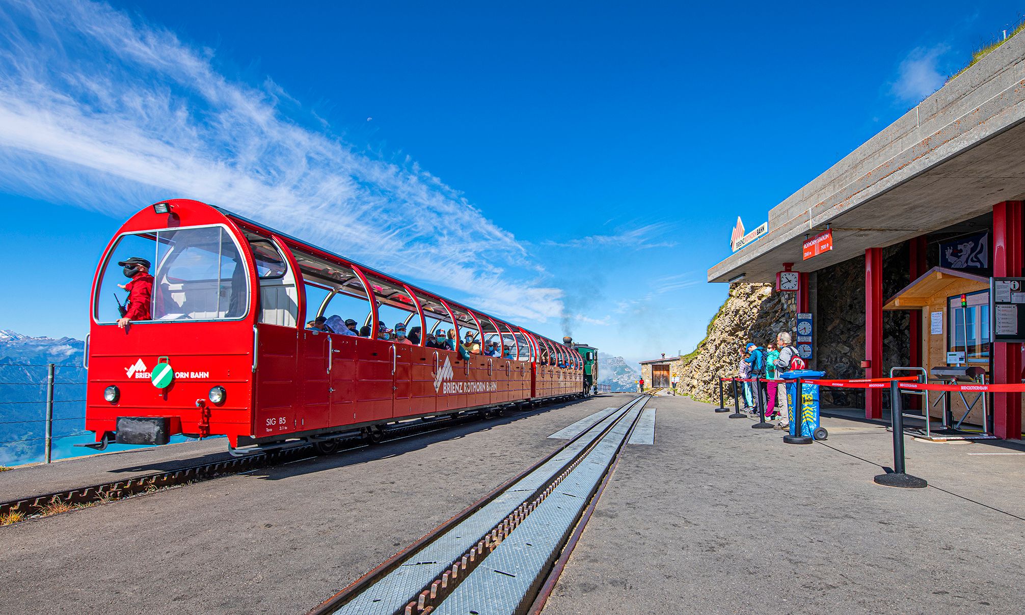 Stazione intermedia Rothorn Bahn con persone e vista sulle montagne