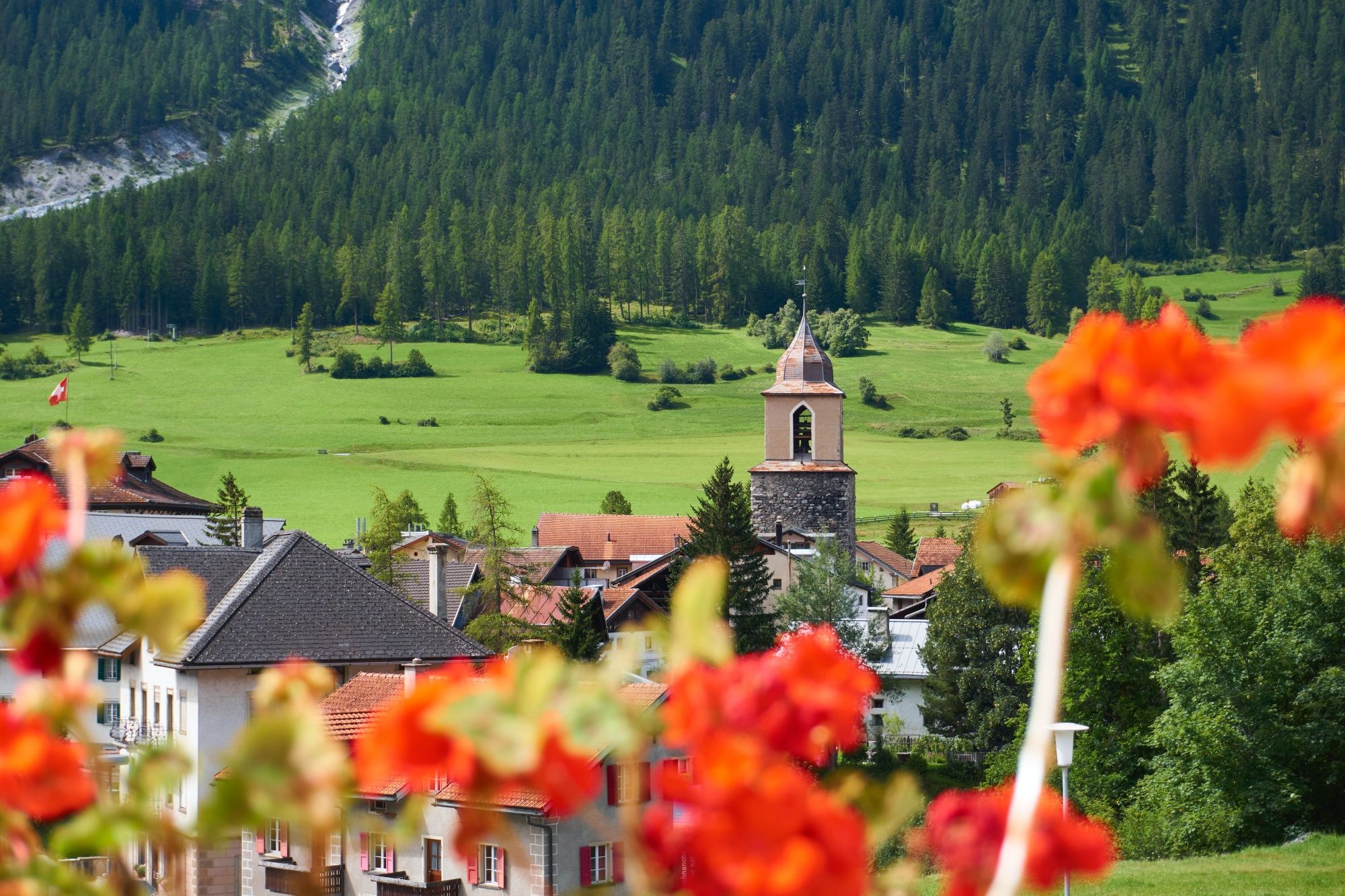 Bergün: incantevole villaggio con chiesa e natura circostante in estate.