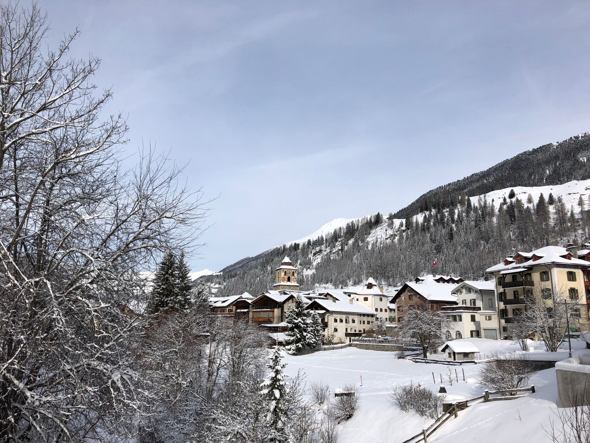 Bergün: incantevole villaggio invernale nelle Alpi svizzere con case e montagne innevate.