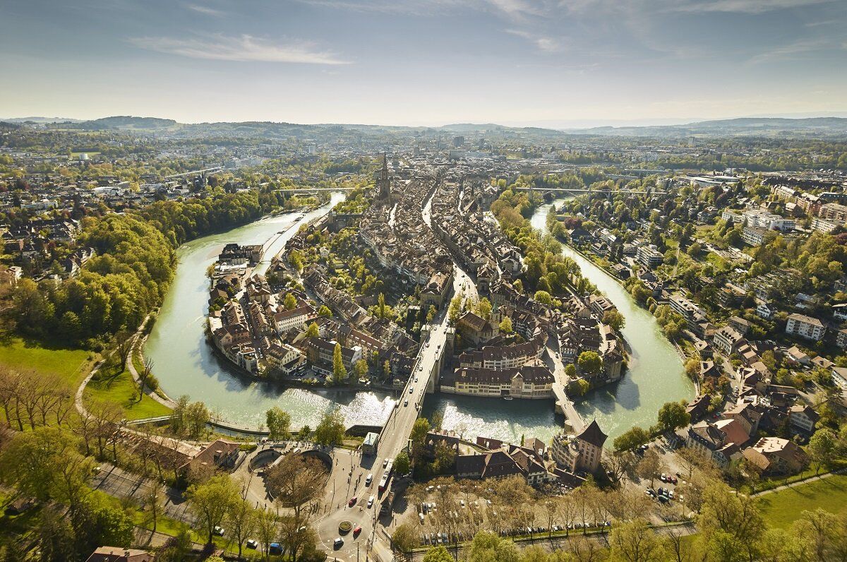 Stadszicht Bern met de Aare, brug en groenvoorzieningen.