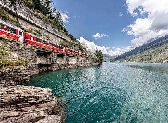Bernina Express: Erlebe die schöne Landschaft mit Zugfahrt im Engadin, ideal für Natur- und Abenteurliebhaber.