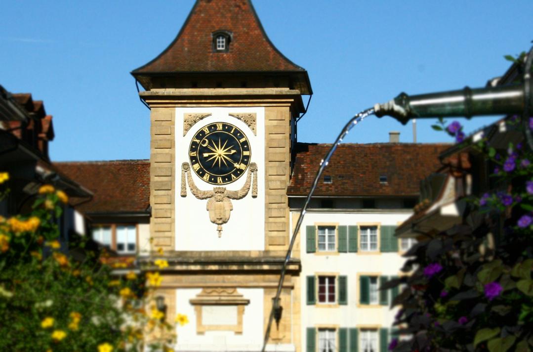 Berntor Murten con quadrante e fontana