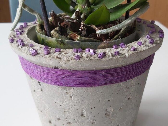 Flower pot cast in concrete with decorated edge in Rigi