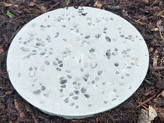 Concrete stepping stone on the Rigi with pebbles in the garden