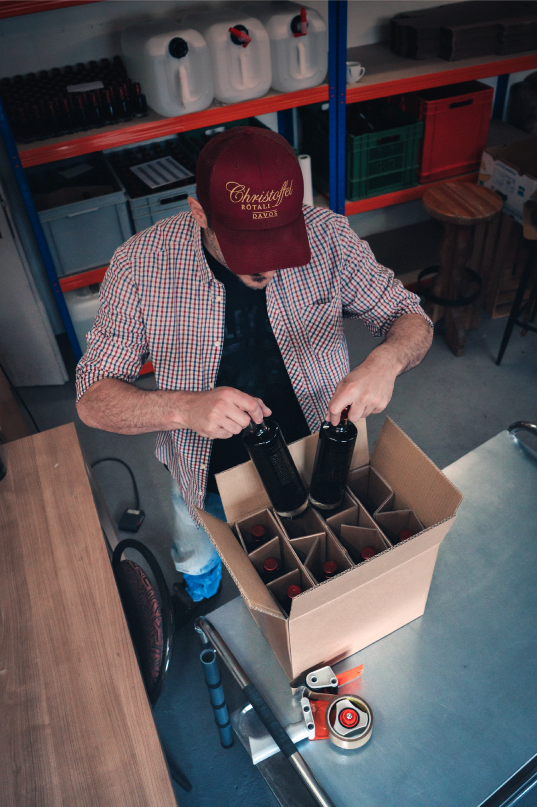 Röteli Davos gestione aziendale: dipendente imballa bottiglie in cartone
