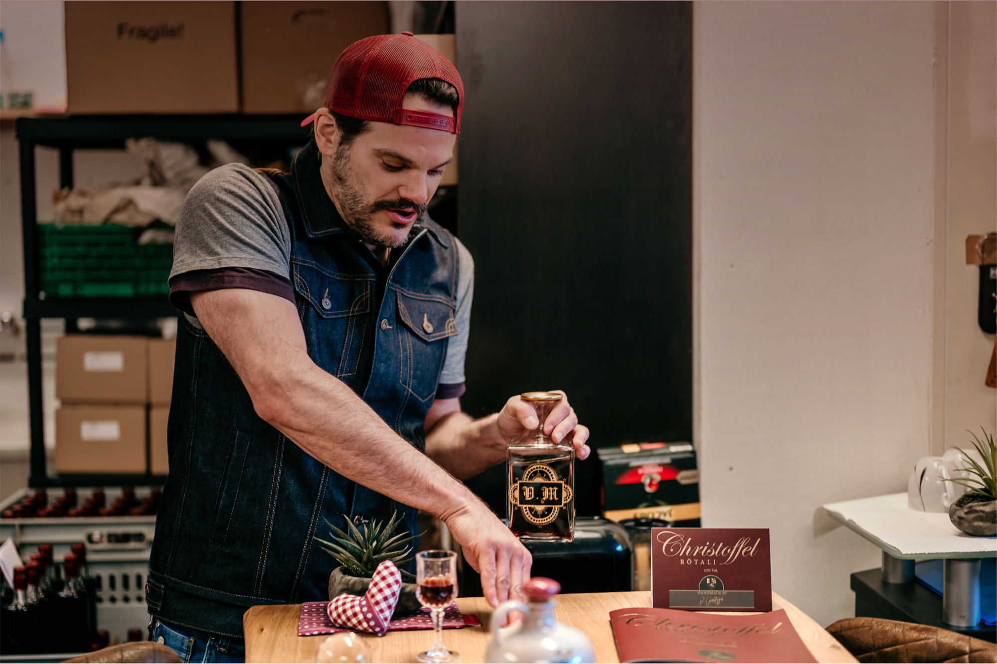 Il barista prepara bevande al Röteli Davos