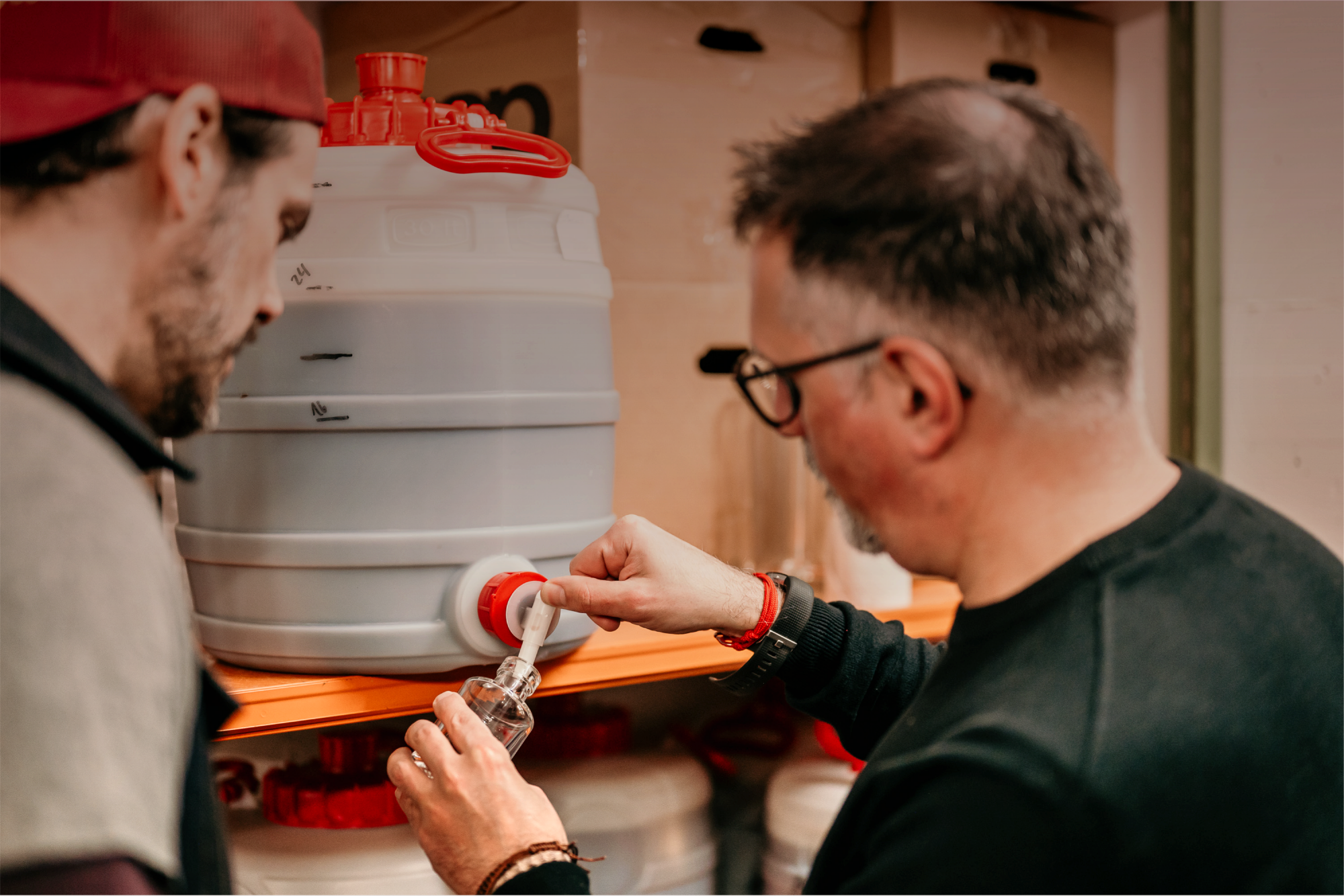 I dipendenti di Röteli Davos riempiono i contenitori di liquido.