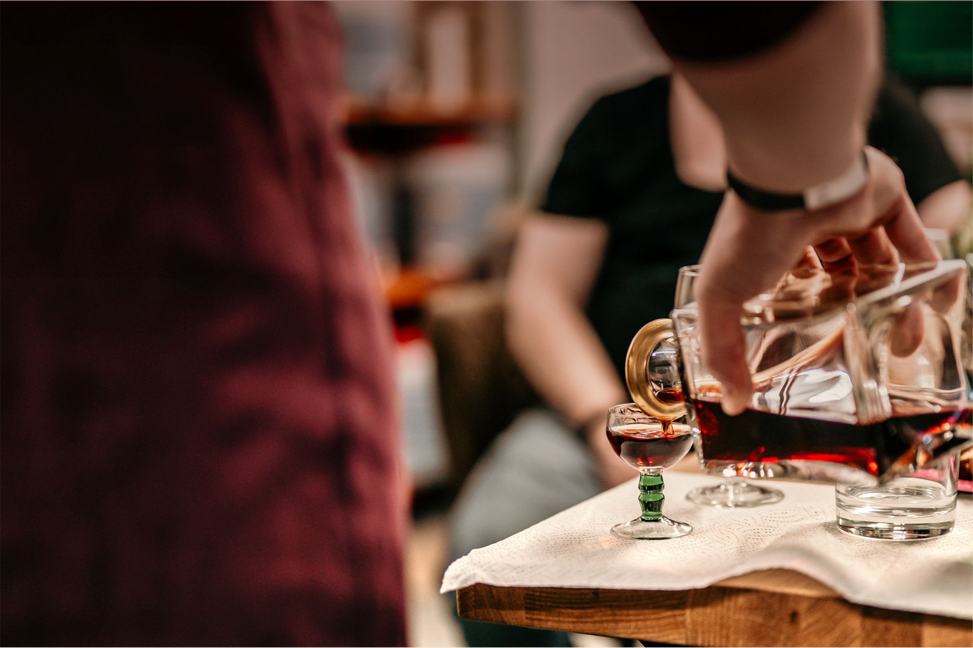 La gestione di Röteli Davos mostra il versare di bevande in un gruppo conviviale.