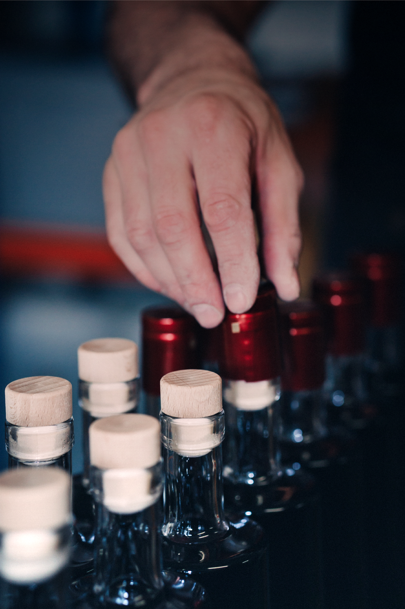 Röteli Davos: Bottiglie con tappi di legno in produzione