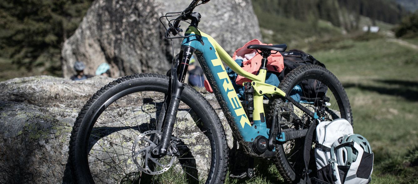 达沃斯岩石上的山地车，阳光明媚的环境，山地车活动。