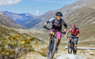 Mountainbiking i Davos, två cyklister i bergen, solig dag.