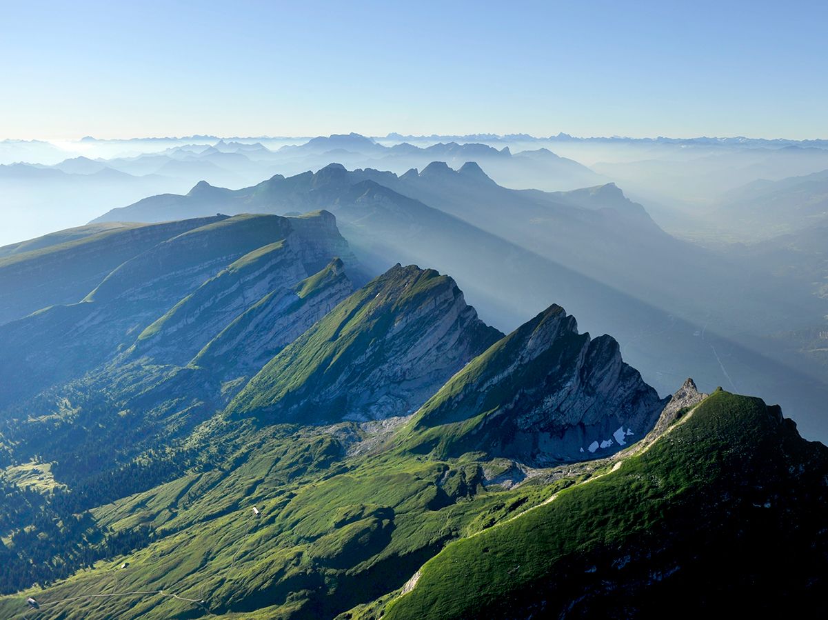 추르피르스트엔: 여름 동안 토그겐부르크의 인상적인 산에 대한 숨막히는 전망.