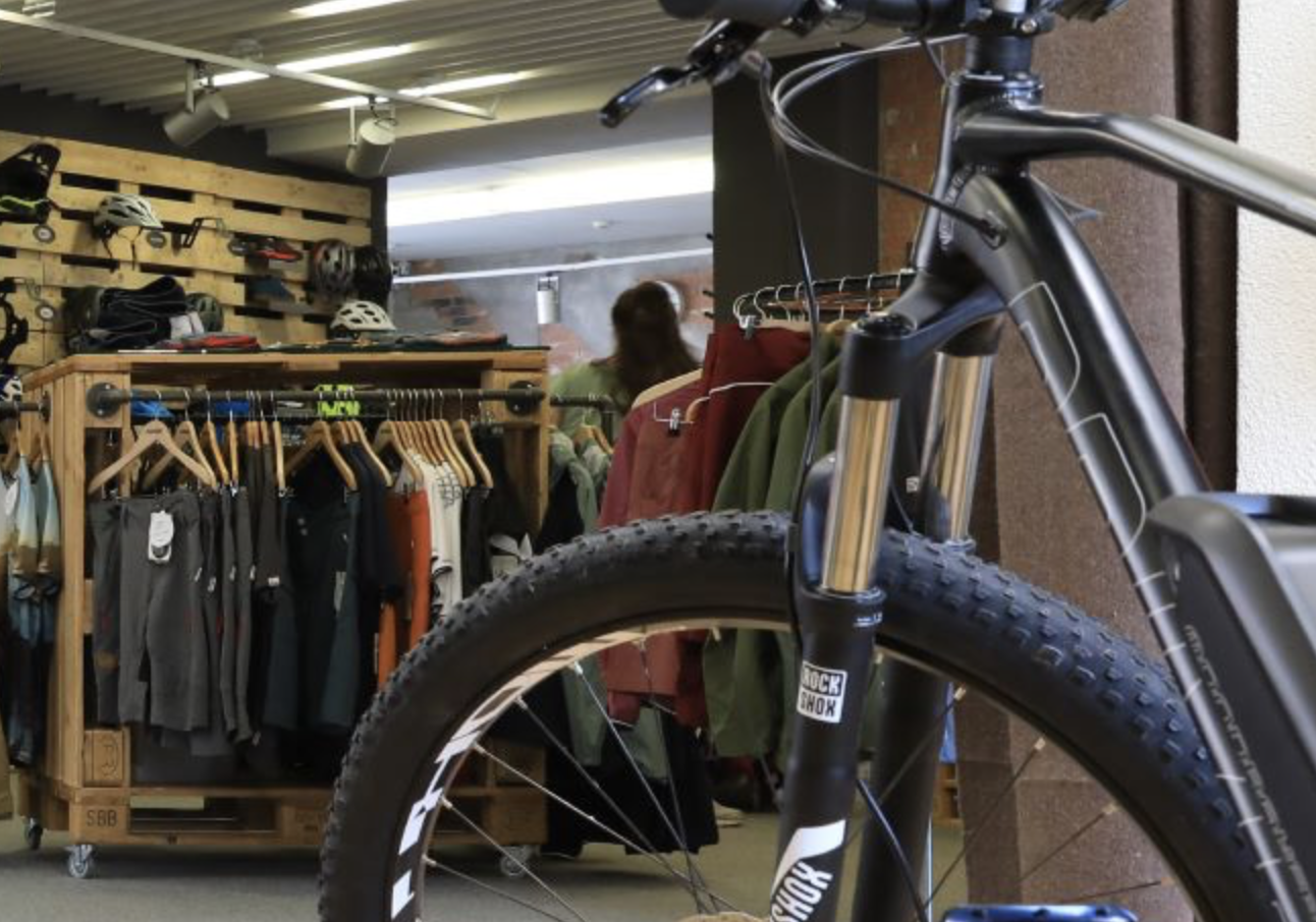 दावोस क्लोस्टर्स में बाइक और कपड़े के साथ माउंटेन बाइक किराया।