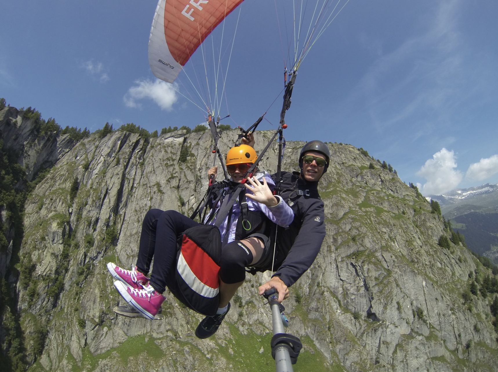 طيران الباراجلايدر في بيلالب مع راكب فوق الجبال