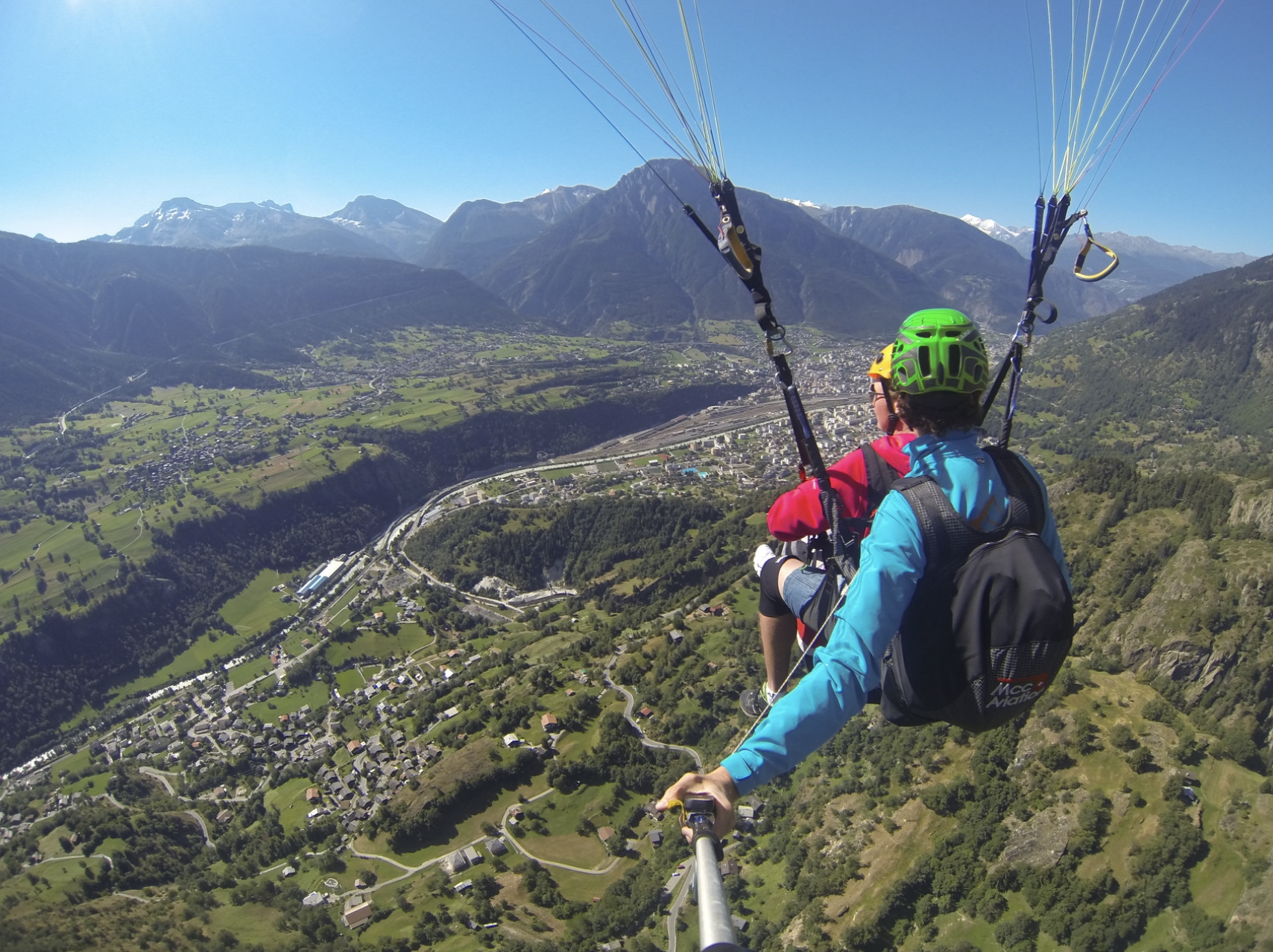 الطيران المظلي في بيلالب مع إطلالة على الوادي