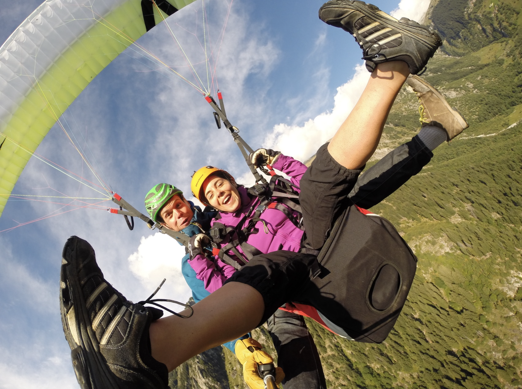 الطيران بالمظلات في بيلالب، شخصان مع مظلة، رؤية واضحة