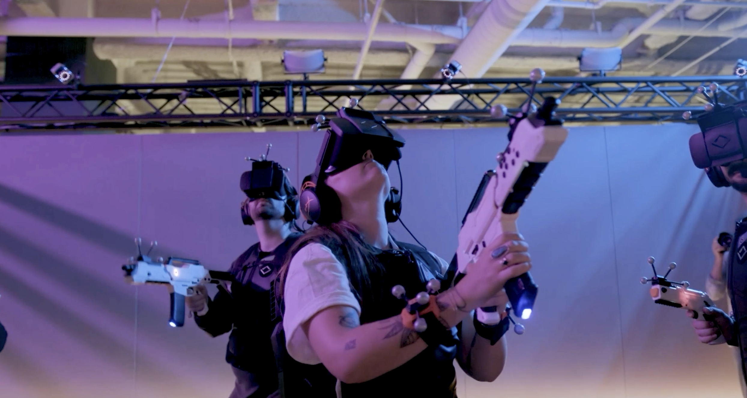 Doświadczenie VR: zespół gra w wciągającym otoczeniu z użyciem gogli rzeczywistości wirtualnej