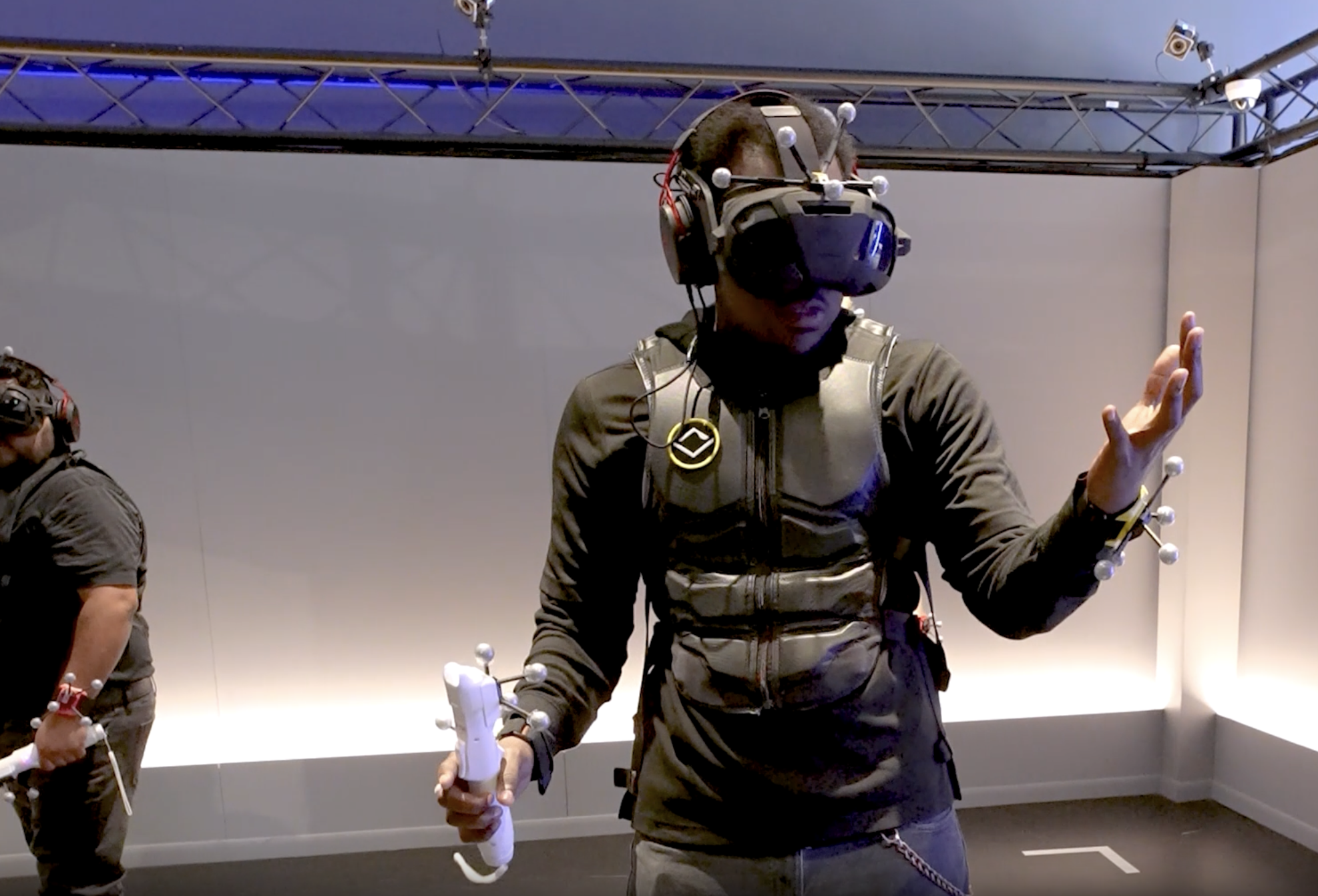 Realidad virtual: Jugadores con gafas de VR y controladores en un entorno moderno.