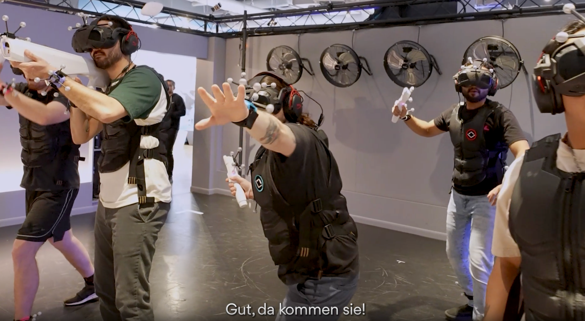 Los jugadores experimentan juegos de realidad virtual en un entorno lleno de acción, con desafíos y espíritu de equipo.