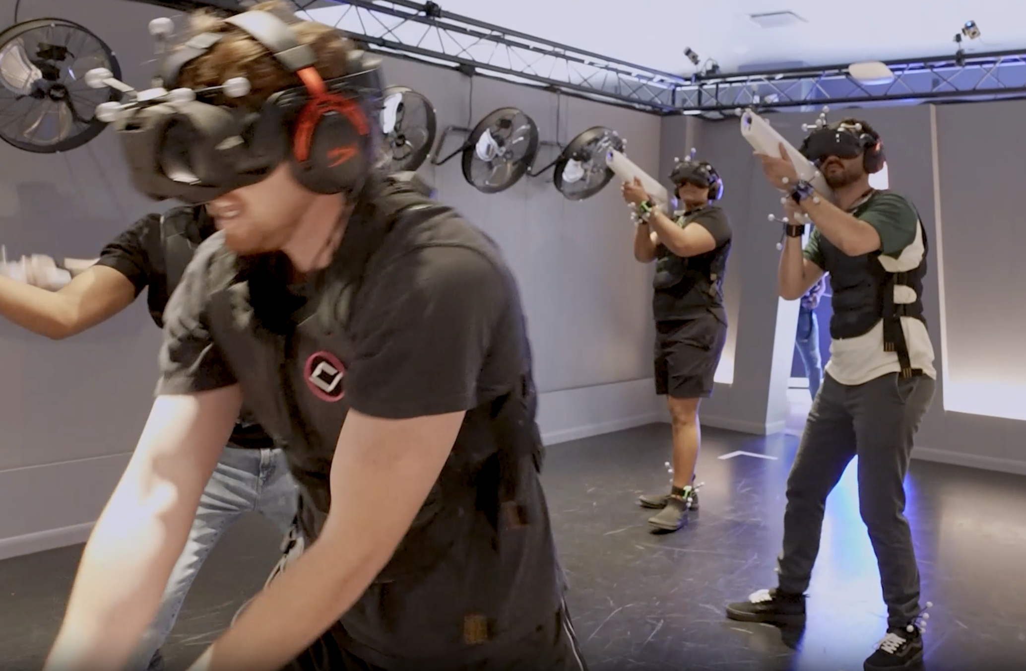 Jugadores de Realidad Virtual en una Experiencia de Acción, Tecnología, Trabajo en Equipo, Juego Inmersivo