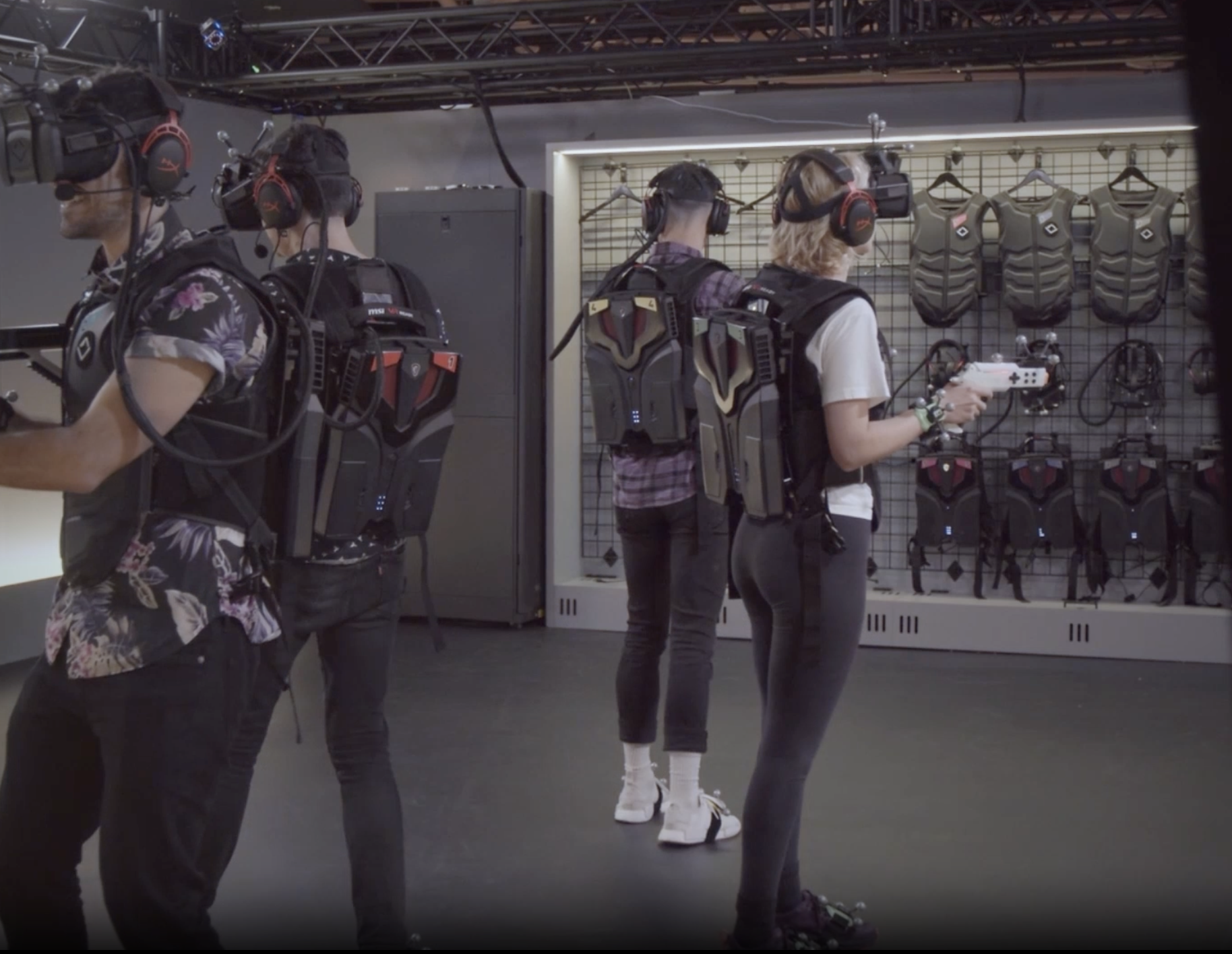 Deadwood Mansion: กลุ่มในประสบการณ์ VR กับอุปกรณ์ VR ที่น่าทึ่งและสนุกสนาน.