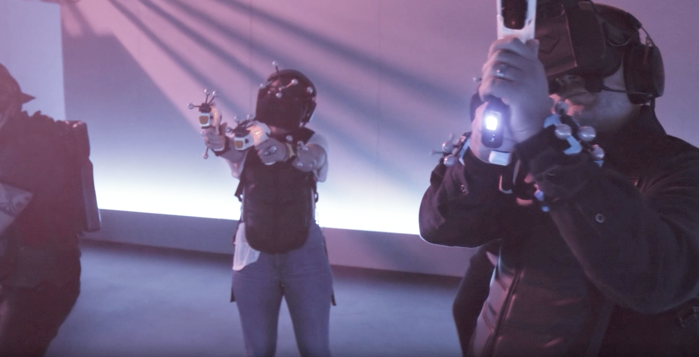 Deadwood Mansion: ผู้เล่นในบรรยากาศที่โต้ตอบได้พร้อมทีมและผจญภัย กิจกรรมฤดูหนาว