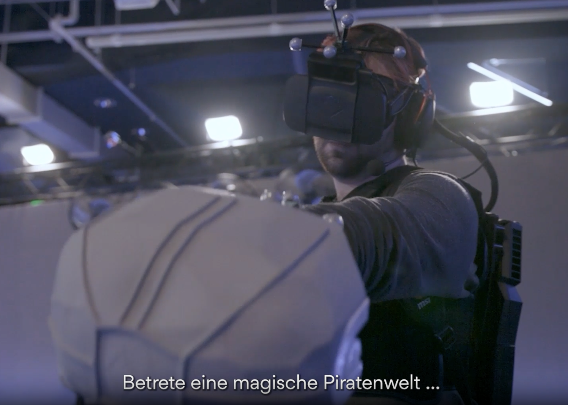 Spieler in einer Virtual-Reality-Piratenwelt mit fesselndem Abenteuer und innovativer Technologie.