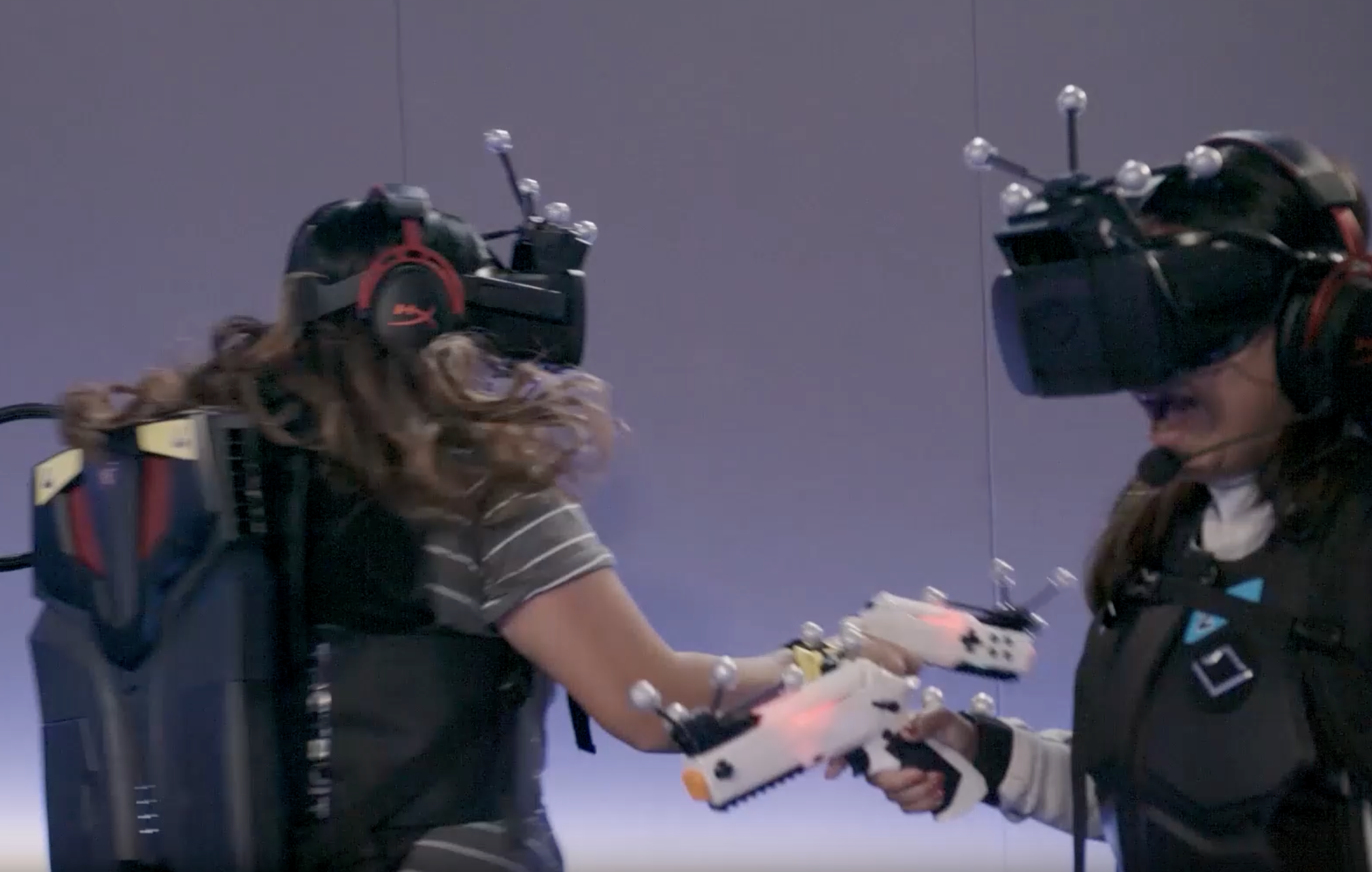 VR-Player erleben interaktive Spielerfahrung mit modernster Technologie und Teamarbeit.