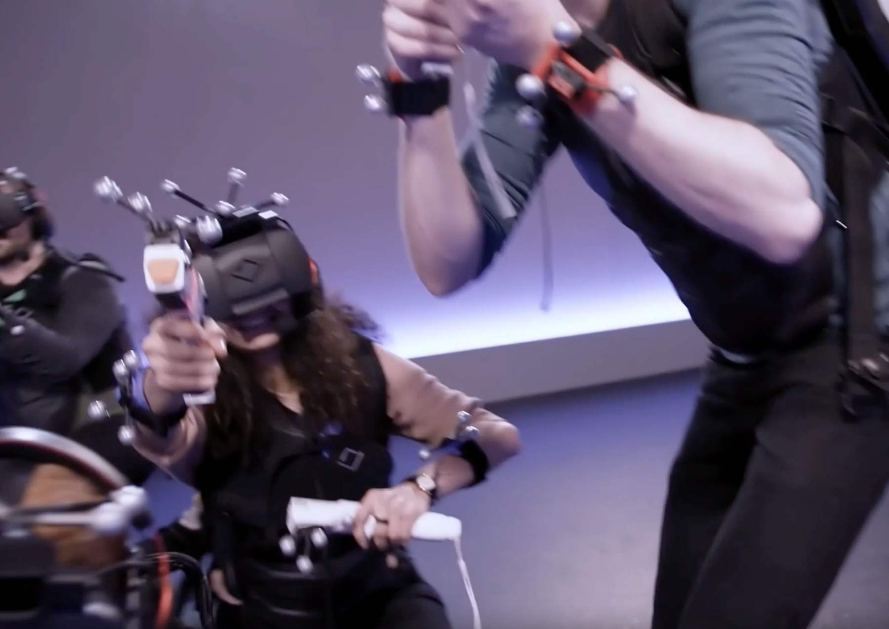 Os jogadores utilizam tecnologia de realidade virtual interativa em um ambiente de jogo emocionante.